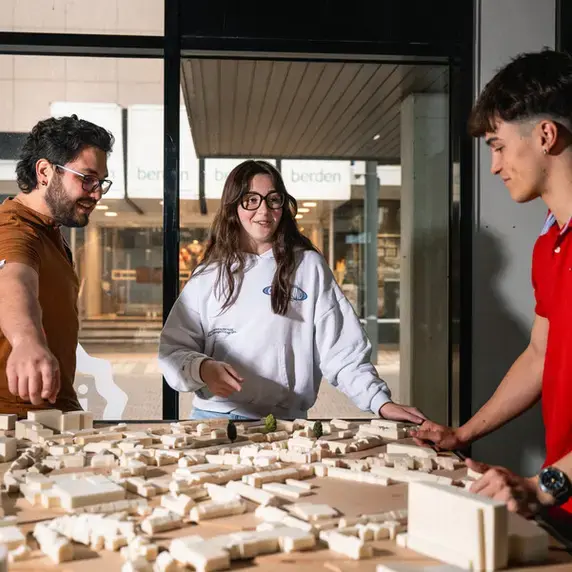Built Environment triple C nieuwsbericht - studenten met maquette