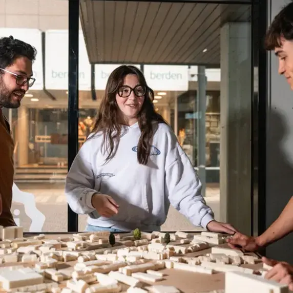 Studenten met maquette