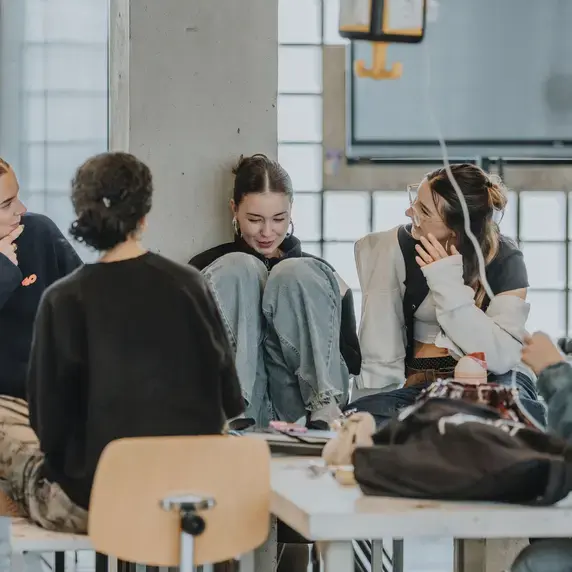ABK DBKV Design - studentes op tafel