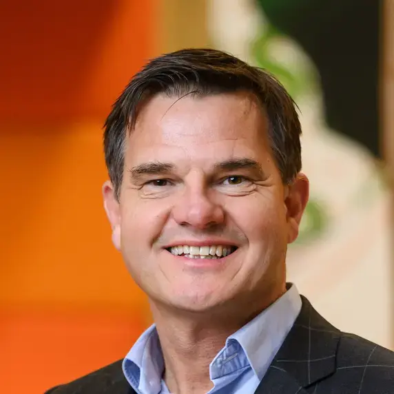 Andre Postema oranje achtergrond.