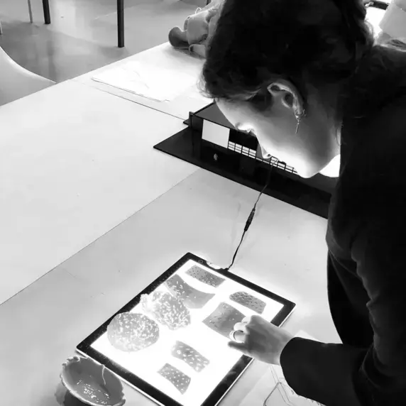 Architectural Crafts - student bekijkt werk op lichtbak