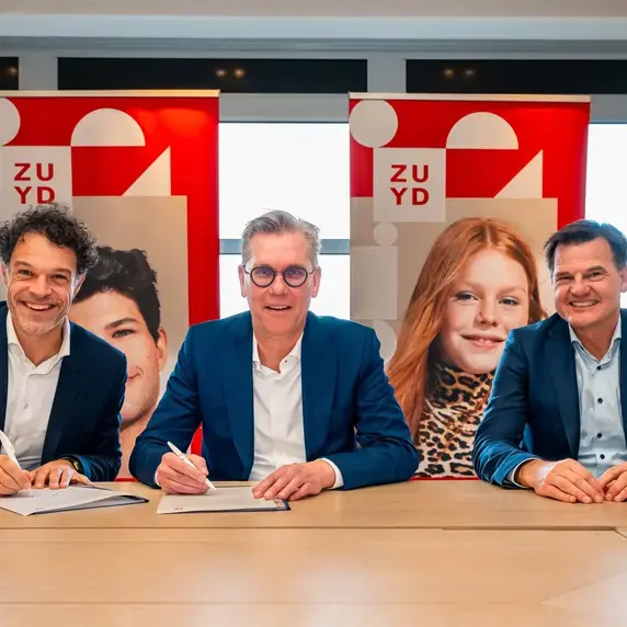 ondertekening gebouw herdenkingsplein vierkant.jpg