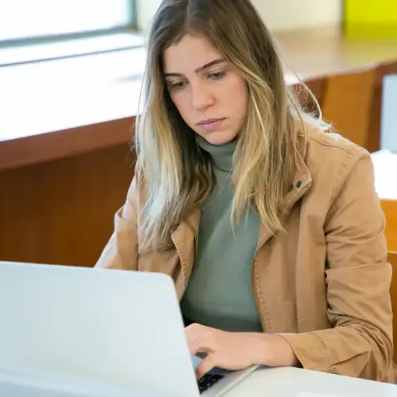 Vrouw die voor een laptop zit.