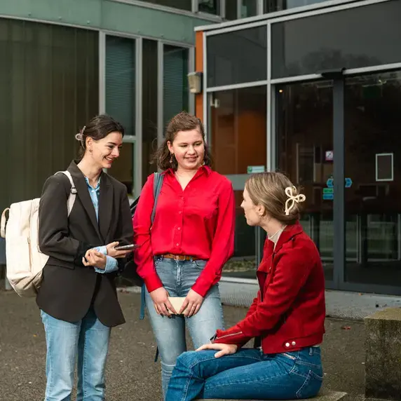Leraar basisonderwijs studenten voor gebouw