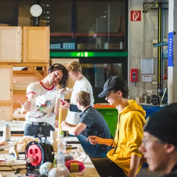 design studenten ontwerpen in werkplaats 800x800.jpg