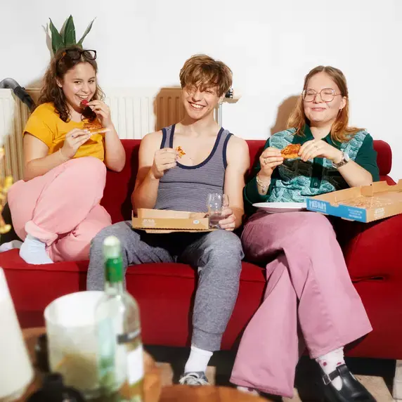 drie studenten chillen op bank 800x800.jpg