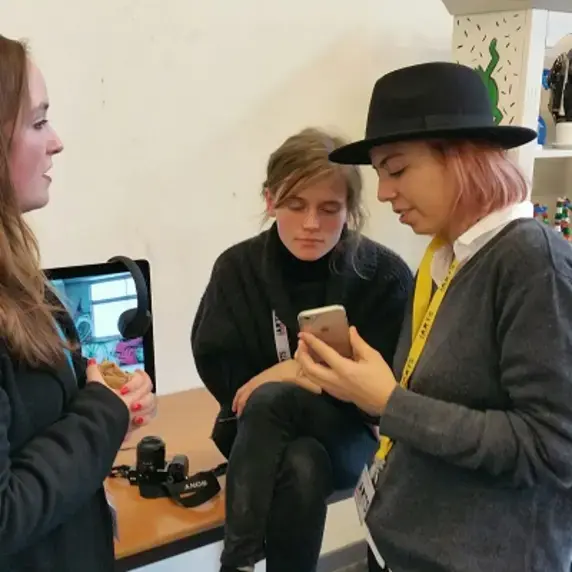 IArts meisjes met telefoon 400x400.jpg