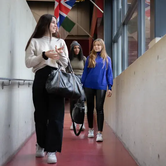 International Business - studenten in gang.jpg