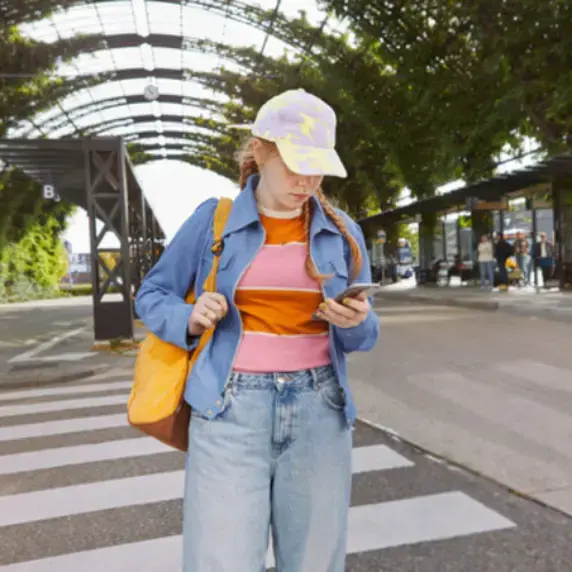 studente met petje op busstation.png