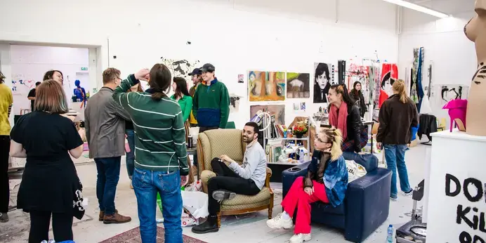 Mensen samen in werkplaats Autonoom Beeldende Kunst Maastricht