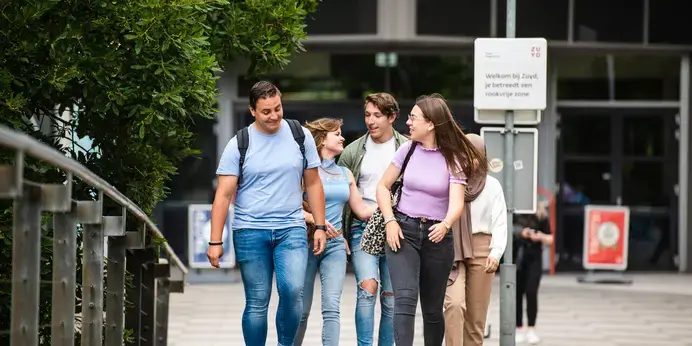 Built Environment 3C - studenten op loopbrug
