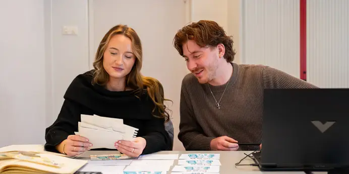 CMD - twee studenten werken samen