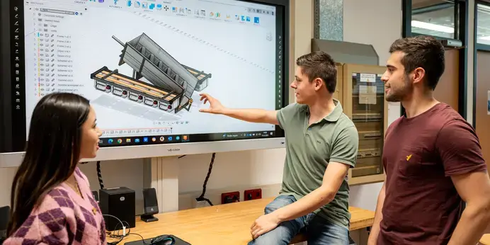 Engineering - studenten kijken samen naar groot scherm