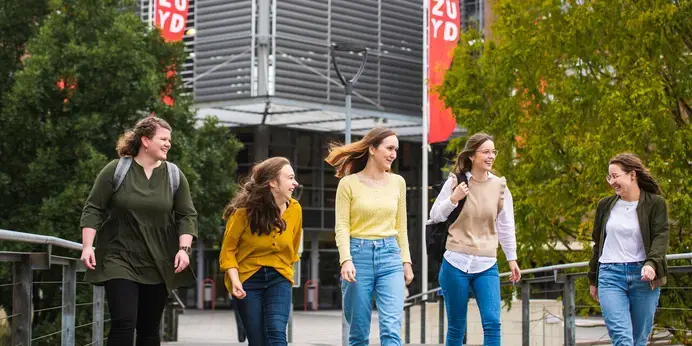 Ergotherapie - studenten voor gebouw
