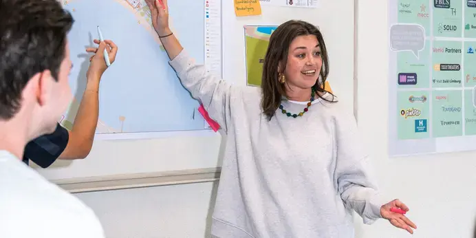 TEM - student met landkaart