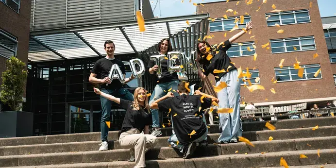 TEM - studenten op trap