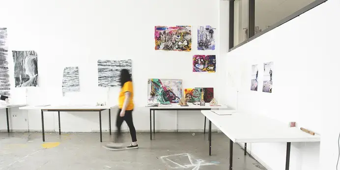 Docent beeldende kunst en vormgeving - bezoeker in exporuimte