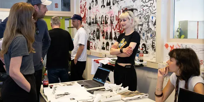 Visuele Communicatie - studenten in grote ruimte