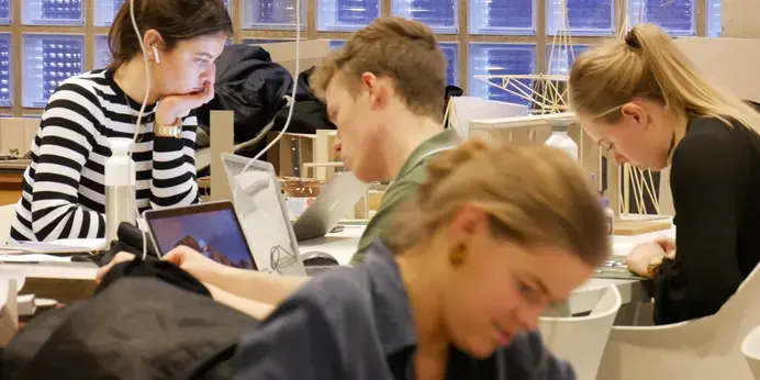 Vormgeving Architectuur studenten in werkruimte