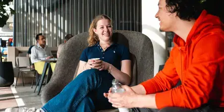 Gesprek Lounge Lachend Zuyd Hogeschool Sittard