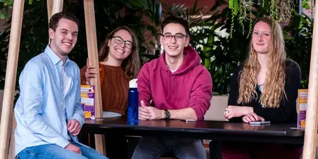 Vertaalacademie studenten in kantine