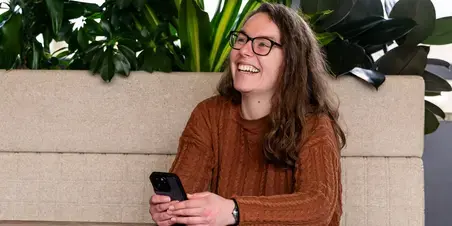 Vertaalacademie meid met telefoon