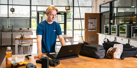 Werkbank Gereedschap BlauwShirt Zuyd Hogeschool Heerlen