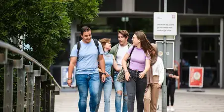 Built Environment 3C - studenten op loopbrug