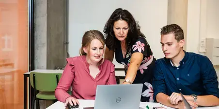 Business Studies - docent helpt studenten