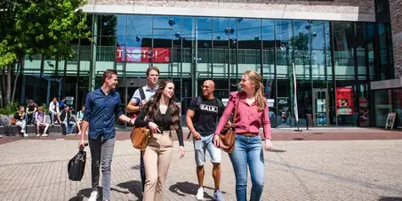 Business Studies - groep studenten bij ingang Ligne