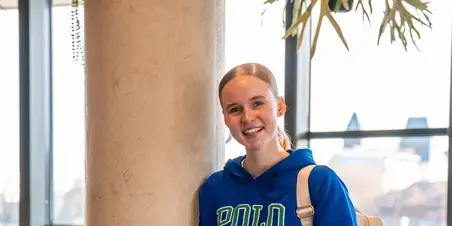 Business Studies - student leunt tegen paal