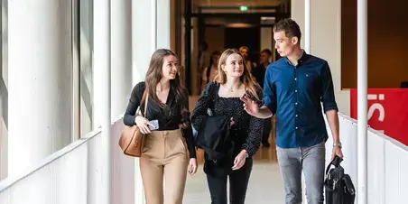 Business Studies - studenten lopen over galerij