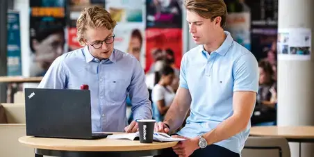 Business Studies - twee studenten werken samen