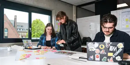 CMD - drie studenten aan het werk met laptops