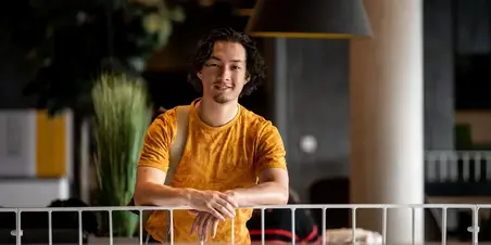 Commerciele Economie - student met gele trui