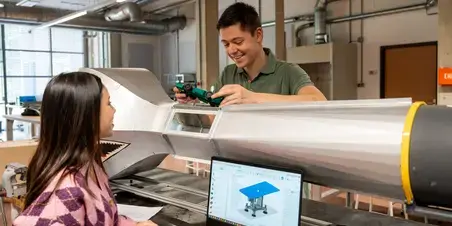 Engineering - meisje achter apparaat