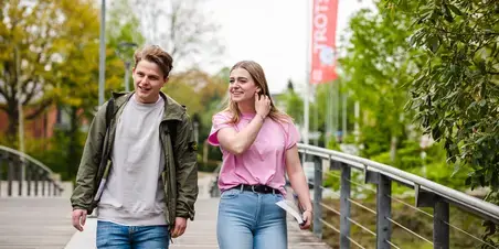 Facility Management - studenten op loopbrug