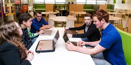 Facility Management ad - studenten aan tafel