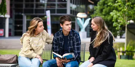 Facility Management ad - studenten buiten op bankje