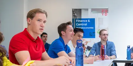 Finance en Control - student in klas