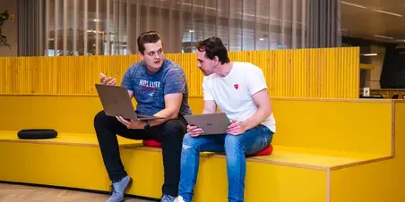 HBO ICT studenten op gele bank