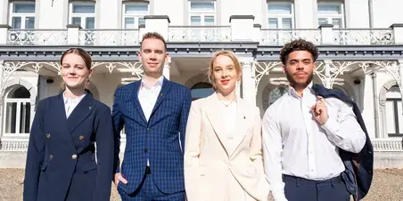 Hotel Management - studenten poseren voor gebouw