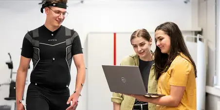 Mens en Techniek - studenten meten bij sporter op loopband