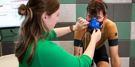 Mens en Techniek - student meet bij sporter op fiets