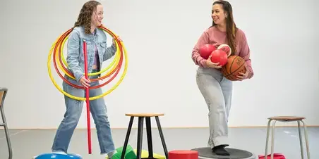 Vaktherapie - studenten hula hoops in gymzaal dichterbij
