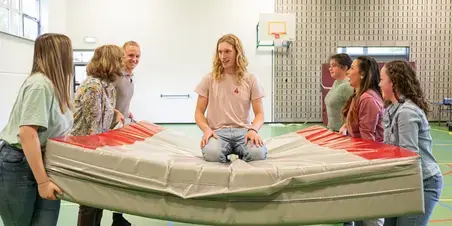 Vaktherapie - studenten in gymzaal met mat