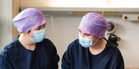 Verpleegkunde - perioperatief 2 studenten aan bed