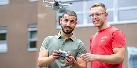ict-studenten met drone
