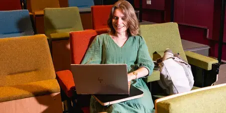 Social-Work student in collegezaal