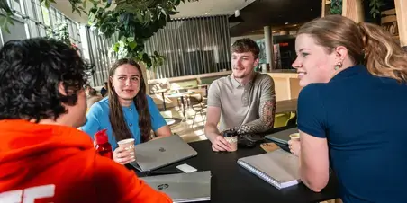 Studenten aan tafel in gesprek Sittard